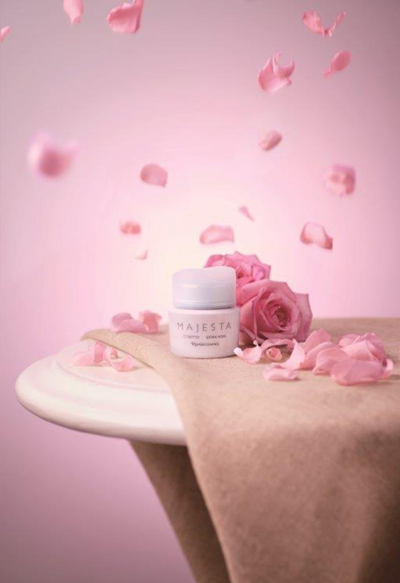 ナチュラルコスメのトップメーカー<br /> ナリス化粧品マジェスタシリーズクリームエクストラローズの薔薇の香りの調合を<br />  太田奈月が調香アドバイザーを担当致しました。